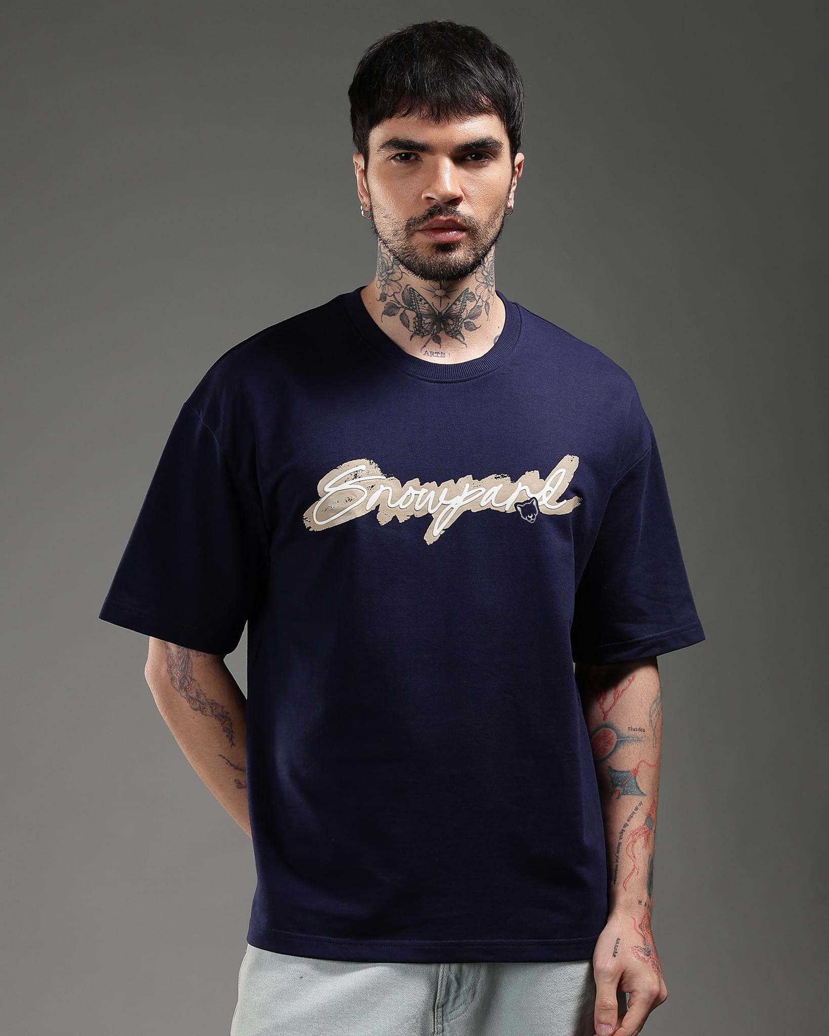 Snowpard The Art Relaxed Tee Navy — chest detail, Snowpard script layered graphic